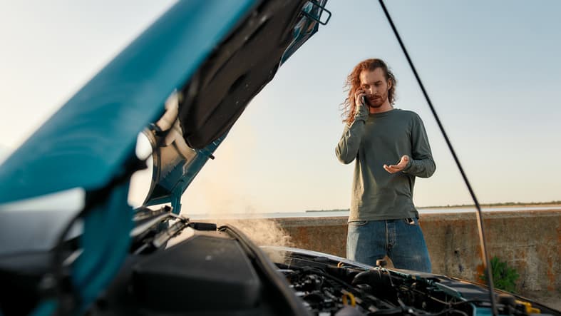 imagem de homem tentando furtar  carro